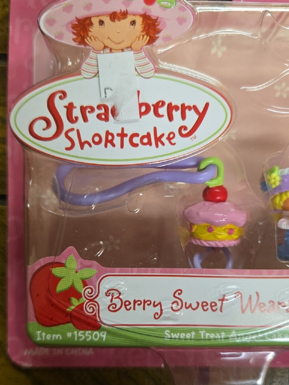 Strawberry Shortcake Berry Sweet Wearables Angel Cake Keychain Charm Set - 2001 - Picture 4 of 7